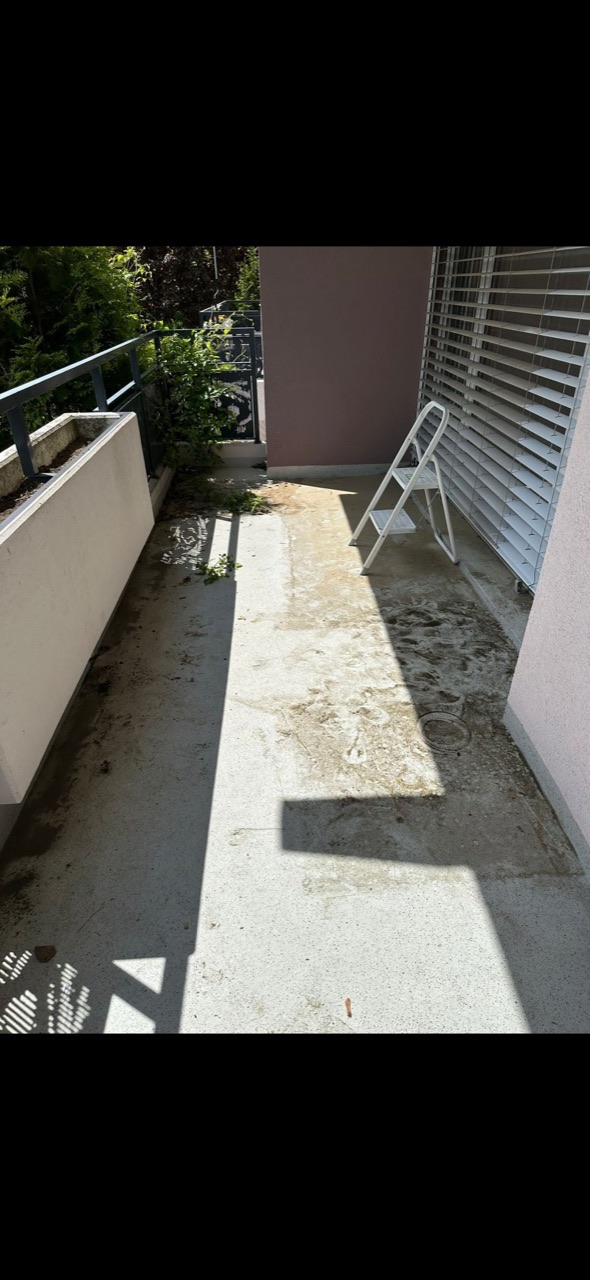 Vorher: Balkon · Bodenreinigung