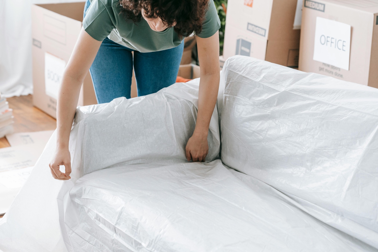 Sofa wird mit Schutzfolie für den Möbeltransport verpackt